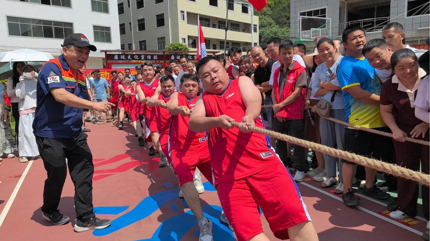 1755824217909605.jpg 宏大爆破贊助關(guān)市鎮(zhèn)“宏大杯”第二屆全民拔河比賽.jpg